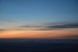 日出时分的壮丽天空景色