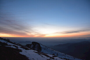 雪山之巅的壮丽日出