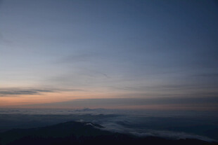 日出时分的山峦云海
