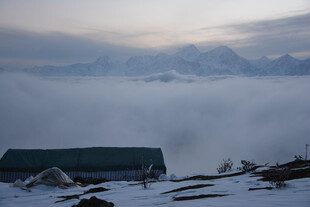 雪覆山间小屋 云雾缭绕