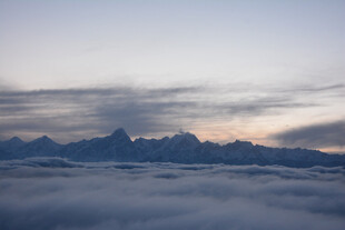云海之上的壮丽山峦