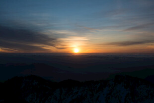 山顶壮丽日出美景