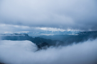 云海中的山峦美景