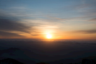 壮丽日出云海景观