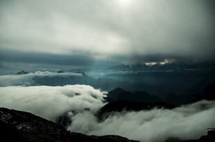 云海之上的壮丽光影