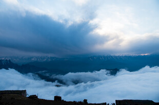 云海之上的壮丽天空景观