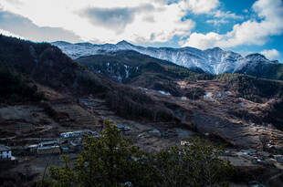 壮丽山间村落景观