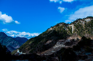 壮丽山景 蓝天白云之下