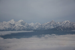 云海之上的壮丽雪山