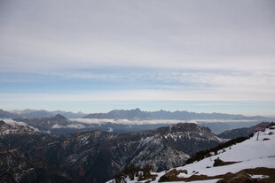 雪山连绵的壮阔山景