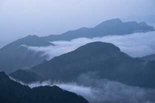 山间云雾缭绕的壮美景色