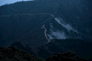 山间蜿蜒公路 暮色霭霭