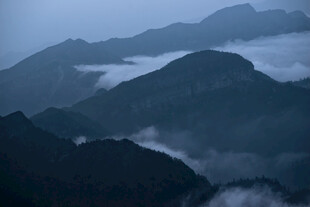 云雾缭绕的壮美山峦