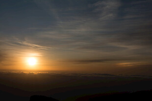 日落时分的壮丽天空景色