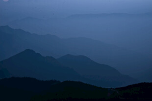 雾霭中的层叠山峦