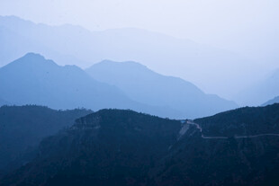 远山覆霭 壮美山峦景色