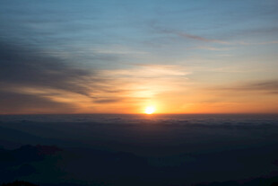 壮丽日出云海景观