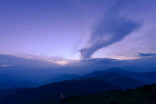 山间暮色中的梦幻云彩