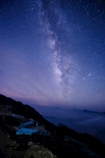 山间星空下的静谧美景