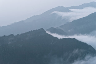 云雾缭绕的壮美山峦