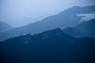 雾霭中的连绵山脉