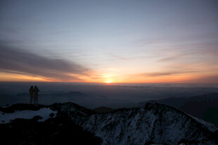 雪山之巅的壮丽日落
