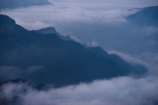 云雾缭绕的壮美山峦