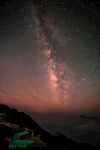 山间璀璨银河夜景