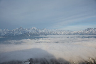 雪山云海壮丽景观
