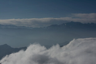 云海之上的壮丽山景