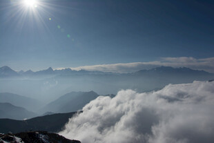 高山云海间的壮丽日光