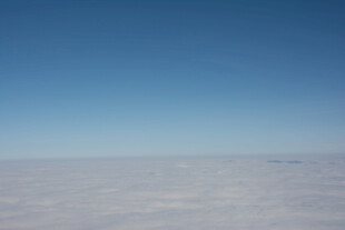 高空俯瞰云海蓝天景象