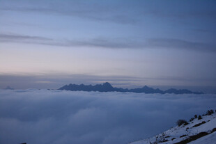 云海之上的壮丽山景