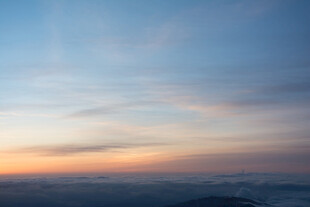 壮丽天空下的绝美日出景色