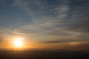 日落时分的天际美景
