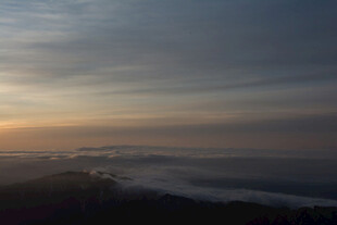日出时分云海壮丽景观