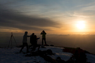 山顶观日出的摄影爱好者