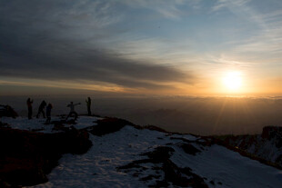 雪山之巅的壮丽日出