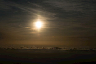 日落时分的壮丽天空景观