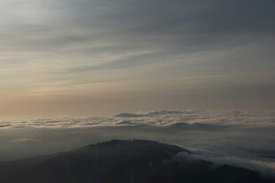云海之上的壮美天际线