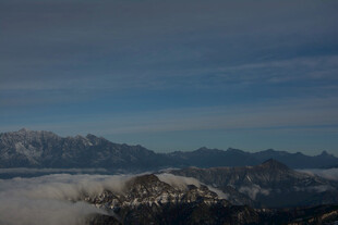 云海之上的巍峨雪山