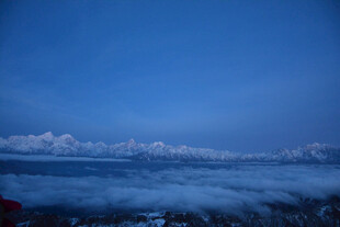 云海之上的壮丽山景