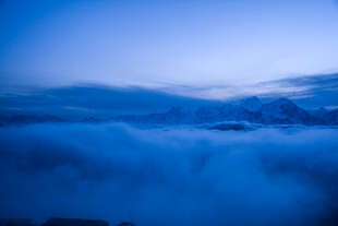 云海之上的梦幻蓝色景致