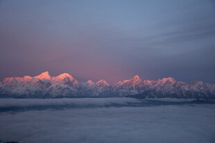 湖畔日出时的壮丽雪山景