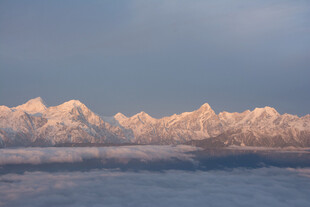 雪山云海壮丽景观