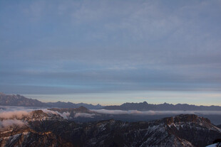 壮丽山景 天际霞光初现