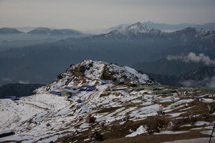雪山之巅壮丽风光