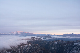 雪后雾霭中的山林美景