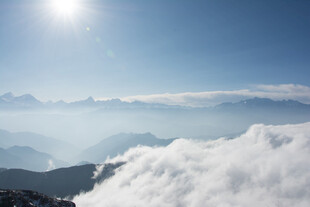 云海之上的壮丽日光景象