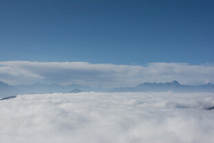 云海之上的壮阔蓝天